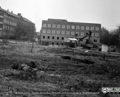 Cetralblocket i Lund byggs 1964
Pärm "Div. tagningar 1960 och t.v.". Foto 1964. Blocket grävdes ned två våningar mer än ursprungligen planerat. Det blev en djup grop. I bakgrunden dåvadrande psykiatriska och barnpsykiatriska klinikerna. Från negativ.
Nyckelord: Lund;Lasarett;Universitet;Universitetssjukhus;Centralblocket;USiL;Bygge
