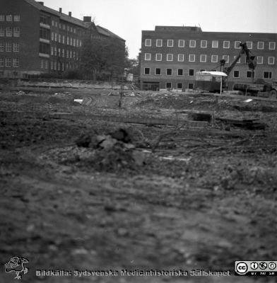 Cetralblocket i Lund byggs 1964
Pärm "Div. tagningar 1960 och t.v.". Foto 1964. Blocket grävdes ned två våningar mer än ursprungligen planerat. I bakgrunden dåvarande psykiatriska och barnpsykiatriska klinikerna (senare Wigerthuset och Ögon B). Från negativ.
Nyckelord: Lund;Lasarett;Universitet;Universitetssjukhus;USiL;Bygge