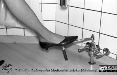 Instruktionsbild för fotreglage under handfat
Pärm "Div. tagningar 1960 och t.v.". Foto i början på 1960-talet. Infektionskliniken. Fotreglage vid handfat. Instruktionsbild. Från negativ-
Nyckelord: Lasarettet;Lund;Undervisning;Universitetssjukhus;USiL;Infektion;Epidemiologi;Fotreglage;Handfat;Undervisning;Tvättfat;Smittskydd;Hygien