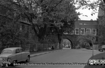 Lasarettet i Lund vid Sandgatans förlängning norrut, senare Lasarettsgatan (1961)
Pärm "Div. tagningar 1960 och t.v.". Foto 1961. Foto mot norr. Gamla medicinska kliniken till vänster. Valvet som förbinder reumatologiska och de medicinska klinikerna i fonden. Kanske är det rimfrost på träden? Eller är de alldles nyutslagna? Film no.27. Från negativ.
Nyckelord: Lund;Lasarett;Universitetssjukhus;Universitet;USiL;Medicin;Klinik;Reumatologi