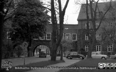 Lasarettet i Lund vid Sandgatans förlängning norrut, senare Lasarettsgatan (1961)
Pärm "Div. tagningar 1960 och t.v.". Foto 1961. Foto mot norr. Gamla medicinska kliniken till vänster. Valvet som förbinder reumatologiska och de medicinska klinikerna i fonden. Film no.27. Från negativ.
Nyckelord: Lund;Lasarett;Universitetssjukhus;Universitet;USiL;Medicin;Klinik;Reumatologi