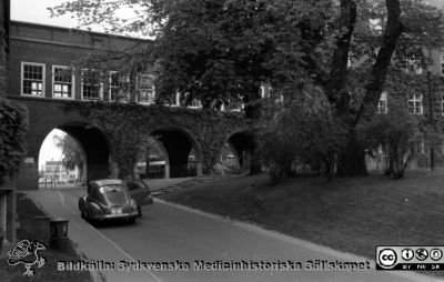 Lasarettet i Lund 1961. Gamla medicinska kliniken till vänster. Valvet som förbinder reumatologiska och de medicinska klinikerna i fonden.
Pärm "Div. tagningar 1960 och t.v.". Foto 1961. Foto mot norr.  Film no.27. Från negativ.
Nyckelord: Lund;Lasarett;Universitetssjukhus;Universitet;USiL;Medicin;Klinik;Reumatologi