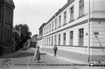 Lasarettet i Lund 1961. Gamla kurhuset i Lund, nu hud- och könsklinik, i hörnet mellan Paradisgatan och Sandgatan. 
Pärm "Div. tagningar 1960 och t.v.". Foto c:a 1961. Från negativ.
Nyckelord: Lund;Lasarett;Universitetssjukhus;Universitet;Infektion;Hud;Dermatologi;Veneorolgi;Köns;Mottagning;Klinik