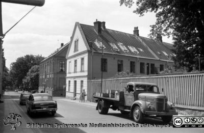 Lasarettet i Lund 1961. Gamla kurhuset i Lund, nu hud- och könsklinik, i hörnet mellan Paradisgatan och Sandgatan. 
Pärm "Div. tagningar 1960 och t.v.". Gamla kurhuset i Lund, vid fotograferingen hud- och könsklinik, i hörnet mellan Paradisgatan och Sandgatan. Foto c:a 1961. Från negativ.
Nyckelord: Lund;Lasarett;Universitetssjukhus;Universitet;Klinik;Sjukhus;Hud;Köns;Dermatologi;Veneorolgi;Mottagning