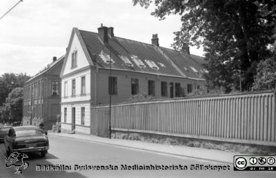 Lasarettet i Lund 1961. Gamla kurhuset i Lund, nu hud- och könsklinik, i hörnet mellan Paradisgatan och Sandgatan. 
Pärm "Div. tagningar 1960 och t.v.". Gamla kurhuset i Lund, vid fotograferingen hud- och könsklinik, i hörnet mellan Paradisgatan och Sandgatan. Foto c:a 1961. Från negativ.
Nyckelord: Lund;Lasarett;Universitetssjukhus;Universitet;Klinik;Sjukhus;Hud;Köns;Dermatologi;Veneorolgi;Mottagning