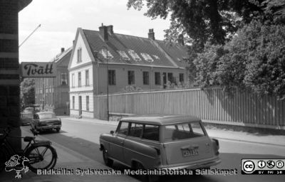 Lasarettet i Lund 1961. Gamla kurhuset i Lund, nu hud- och könsklinik, i hörnet mellan Paradisgatan och Sandgatan. 
Pärm "Div. tagningar 1960 och t.v.". Gamla kurhuset i Lund, vid fotograferingen hud- och könsklinik, i hörnet mellan Paradisgatan och Sandgatan. Foto c:a 1961. Från negativ.
Nyckelord: Lund;Lasarett;Universitetssjukhus;Universitet;Klinik;Sjukhus;Hud;Köns;Dermatologi;Veneorolgi;Mottagning