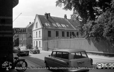 Lasarettet i Lund 1961. Gamla kurhuset i Lund, nu hud- och könsklinik, i hörnet mellan Paradisgatan och Sandgatan. 
Pärm "Div. tagningar 1960 och t.v.". Gamla kurhuset i Lund, vid fotograferingen hud- och könsklinik, i hörnet mellan Paradisgatan och Sandgatan. Foto c:a 1961. Från negativ.
Nyckelord: Lund;Lasarett;Universitetssjukhus;Universitet;Klinik;Sjukhus;Hud;Köns;Dermatologi;Veneorolgi;Mottagning