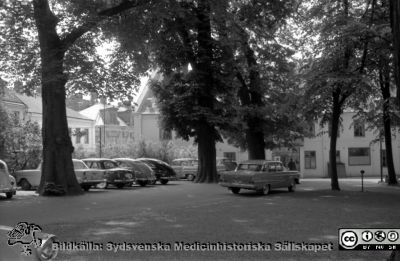 Lasarettet i Lund 1961. Gamla kurhuset i Lund, nu hud- och könsklinik, fasad mot norr, kirurgiska kliniken och parken där. 
Pärm "Div. tagningar 1960 och t.v.". Gamla kurhuset i Lund, vid fotograferingen hud- och könsklinik. Fasad mot norr, mot parken öster om 1867 års kirurgiska klinik. Foto c:a 1961. Från negativ.
Nyckelord: Lund;Lasarett;Universitetssjukhus;Universitet;Klinik;Sjukhus;Hud;Köns;Dermatologi;Veneorolgi;Mottagning