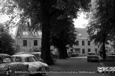 Lasarettet i Lund c:a 1961. Gamla kurhuset i Lund, vid fotograferingen hud- och könsklinik, fasad mot norr mot parken öster om 1867 års kirurgiska klinik. 
Pärm "Div. tagningar 1960 och t.v.". Foto c:a 1961. Från negativ.
Nyckelord: Lund;Lasarett;Universitetssjukhus;Universitet;Klinik;Sjukhus;USiL;Hud;Köns;Dermatologi;Veneorolgi;Mottagning