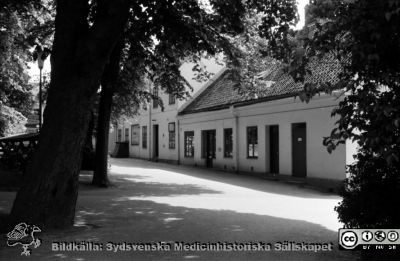 Lasarettet i Lund c:a 1961. Gamla kurhuset i Lund, vid fotograferingen hud- och könsklinik, fasad mot norr mot parken öster om 1867 års kirurgiska klinik. 
Pärm "Div. tagningar 1960 och t.v.". Foto c:a 1961. Från negativ.
Nyckelord: Lund;Lasarett;Universitetssjukhus;Universitet;Klinik;Sjukhus;USiL;Hud;Köns;Dermatologi;Veneorolgi;Mottagning