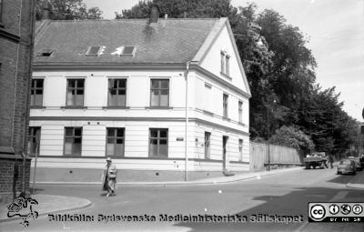 Lasarettet i Lund c:a 1951. Gamla kurhuset i Lund, vid fotograferingen hud- och könsklinik, i hörnet mellan Paradisgatan och Sandgatan. 
Pärm "Div. tagningar 1960 och t.v.". Foto c:a 1961. Från negativ.
Nyckelord: Lund;Lasarett;Universitetssjukhus;Universitet;Klinik;Sjukhus;Hud;Köns;Dermatologi;Veneorolgi;Mottagning