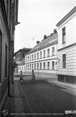 Lasarettet i Lund 1961. Gamla kurhuset i Lund, nu hud- och könsklinik, i hörnet mellan Paradisgatan och Sandgatan. Vy från Tomegapsgatan.
Pärm "Div. tagningar 1960 och t.v.". Gamla kurhuset i Lund, vid fotograferingen hud- och könsklinik, i hörnet mellan Paradisgatan och Sandgatan. Vy från Tomegapsgatans mynning i korsningen. Foto c:a 1961. Från negativ.
Nyckelord: Lund;Lasarett;Universitetssjukhus;Universitet;Klinik;Sjukhus;Hud;Köns;Dermatologi;Veneorolgi;Mottagning