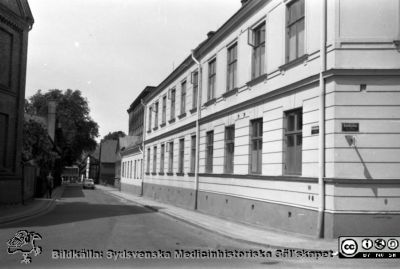 Lasarettet i Lund 1961. Gamla kurhuset i Lund, nu hud- och könsklinik, i hörnet mellan Paradisgatan och Sandgatan. 
Pärm "Div. tagningar 1960 och t.v.". Gamla kurhuset i Lund, vid fotograferingen hud- och könsklinik, i hörnet mellan Paradisgatan och Sandgatan. Foto c:a 1961. Från negativ.
Nyckelord: Lund;Lasarett;Universitetssjukhus;Universitet;Klinik;Sjukhus;Hud;Köns;Dermatologi;Veneorolgi;Mottagning