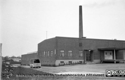 Lasarettet i Lund i början av 1960-talet. Tvätt- förråds- och verkstadsbyggnad. 
Div. tagningar 1960 och t.v. Omärkt bild. Från negativ. Lasarettet i Lund i början av 1960-talet. Troligen tvätt- förråds- och verkstadsbyggnad. Foto mot väster. Panncentralens skorsten i bakgrunden.
Nyckelord: Lund;Lasarett;Universitetssjukhus;Universitet;USiL;Förråd;Verkstad;Tvätt