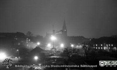 Lasarettet i Lund i början av 1960-talet. Nattbild söderut från dåvarande barnkliniken
Div. tagningar 1960 och t.v. Från negativ. Lasarettet i Lund i början av 1960-talet. Rimligen vid jultid (det finns en illuminerad julgran på annan bild i denna serie). Nattlig utsikt över bygget av ny infektionslklinik. Allhelgonakyrkan i bakgrunden. Till vänster kanske markarbeten för radiologiska klinikens utbyggnad.
Nyckelord: Lund;Lasarett;Universitetssjukhus;Universitet;USiL;Infektion;Epidemi;Bygge