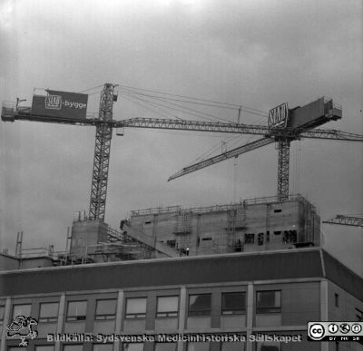 Centralblocket byggs på Lasarettet i Lund i mitten på 1960-talet, färdigt 1968.
Lasarettet i Lund. Div. tagningar 1960 och t.v. Från negativ. Omärkt bild från 1960-talets mitt. Centralblocket är under byggnad av SIAB. I förgrunden AB-blocket. Från negativ.
Nyckelord: Lund;Lasarett;Universitetssjukhus;Universitet;USiL;Bygge