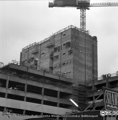 Centralblocket byggs på Lasarettet i Lund i mitten på 1960-talet, färdigt 1968.
Lasarettet i Lund. Div. tagningar 1960 och t.v. Från negativ. Omärkt bild från 1960-talets mitt. Centralblocket är under byggnad av SIAB. Från negativ.
Nyckelord: Lund;Lasarett;Universitet;Universitetssjukhus;USiL;Bygge