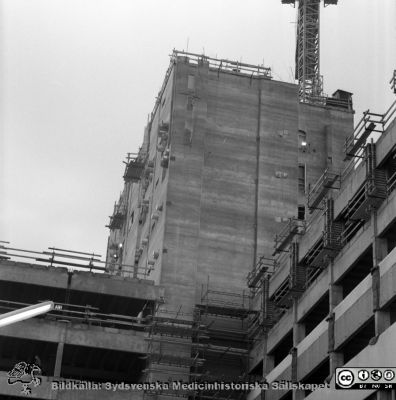 Centralblocket byggs på Lasarettet i Lund i mitten på 1960-talet, färdigt 1968.
Lasarettet i Lund. Div. tagningar 1960 och t.v. Från negativ. Omärkt bild från 1960-talets mitt. Centralblocket är under byggnad av SIAB. Från negativ.
Nyckelord: Lund;Lasarett;Universitetssjukhus;Universitet;USiL;Bygge