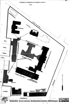 Karta över Lasarettets södra område
SMHS12908. Lasarettet i Lund. Album Div. tagningar 1960 och t.v. Repronegativ av karta daterad 31/11 1905 och publicerad i årsrapporten för 1905 och motstående sidan 196 i Flaum 1968; där i färg. Notera linbanorna för transport av mat och tvätt med det runda tornet på ekonomibyggnaden som centrum. Ej monterat

Nyckelord: Lasarett;Lund;;Karta;Universitetssjukhus;Universitet