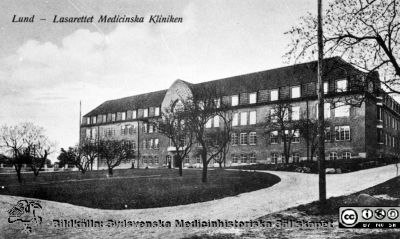 Vykort, medicinska klinikens söderfasad, färdig 1918. 
SMHS12908. Lasarettet i Lund. Album Div. tagningar 1960 och t.v. Vykort visande medicinska klinikens söderfasad, färdig 1918. Foto på 1920-talet. Samma bild i annat vykort i SMHS11721 och SMHS11724. Repronegativ 1960.
Nyckelord: Lasarett;Lund;Universitet;Universitetssjukhus;Internmedciin;Medicin;Klinik;Norra