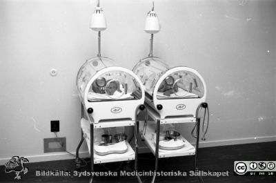 Kuvöser på barnkliniken c:a 1960
Lasarettet i Lund. Album "Div. tagningar 1960 och t.v". Foto för prof. Lindquist. Negativ. Ej monterat
Nyckelord: Lasarettet;Lund;Barn;Klinik;Neonatologi;Universitetssjukhus;Universitet;Pediatrik