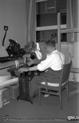 Lasarettet i Lund. Rehabilitering i början av 1960-talet
SMHS12923. Album "Div. tagningar 1960 och t.v." Rehabiliteringsklin. 63. Patient får hjälp vid en symaskin. Från negativ.
Nyckelord: Lasarettet; Lund; Universitet; Universitetssjukhus; Rehabilitering; Arbetsträning; Sjukgymnastik