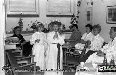 Luciafirande, troligen 1963. Kanske på öronkliniken i Lund
Lasarettet i Lund. Lasarettsfotograferna. Lund. Pärm "Div. tagningar 1960 och t.v.". 63. Luciafirande, troligen 1963. Kanske på öronkliniken i Lund. Från negativ. Ej monterat
Nyckelord: Lund;Lasarett;Universitetssjukhus;Universitet;USiL;Lucia;Öron;Näsa;ENT;Klinik;Hals