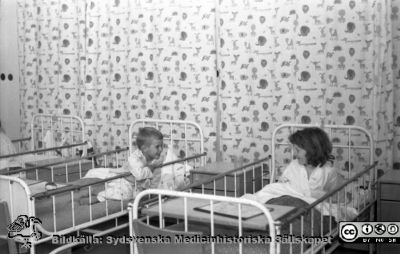 Lasarettet i Lund. Barnsal, ~1963
Lasarettet i Lund. Lasarettsfotograferna. Lund. Pärm "Div. tagningar 1960 och t.v.". Foto troligen 1963. Kanske på öronkliniken i Lund. Från negativ. Ej monterat
Nyckelord: Lund;Lasarett;Universitetssjukhus;Universitet;USiL;Öron;ÖNH;ENT;Näsa;Hals;Klinik;Barn;Barnsal