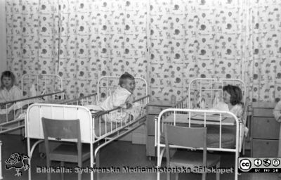 Lasarettet i Lund. Barnsal, ~1963
Lasarettet i Lund. Lasarettsfotograferna. Lund. Pärm "Div. tagningar 1960 och t.v.". Foto troligen 1963. Kanske på öronkliniken i Lund. Från negativ. Ej monterat
Nyckelord: Lund;Lasarett;Universitetssjukhus;Universitet;USiL;Öron;ÖNH;ENT;Näsa;Hals;Klinik;Barn;Barnsal