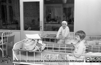 Lasarettet i Lund. Barnsal, ~1963
Lasarettet i Lund. Lasarettsfotograferna. Lund. Pärm "Div. tagningar 1960 och t.v.".Foto troligen 1963. Barnsal. Kanske på öronkliniken i Lund. Från negativ. Ej monterat
Nyckelord: Lund;Lasarett;Universitetssjukhus;Universitet;USiL;Öron;ÖNH;ENT;Näsa;Hals;Klinik;Barn