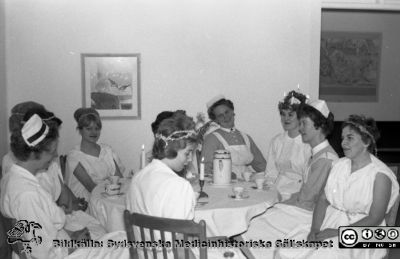 Luciafirande på Lasarettet i Lund 1963
Lasarettet i Lund. Lasarettsfotograferna. Lund. Pärm "Div. tagningar 1960 och t.v.". 63. Luciafirande 1963. Kanske på öronkliniken i Lund. Från negativ. Ej monterat
Nyckelord: Lund;Lasarett;Universitetssjukhus;Universitet;USiL;Öron;ÖNH;ENT;;Hals;Klinik;Lucia