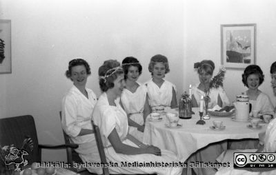 Lasarettet i Lund. Lucia 1963
Lasarettet i Lund. Lasarettsfotograferna. Lund. Pärm "Div. tagningar 1960 och t.v.". Luciafirande 1963. Kanske på öronkliniken i Lund. Från negativ. Ej monterat
Nyckelord: Lund;Lasarett;Universitetssjukhus;Universitet;USiL;Öron;ÖNH;ENT;Näsa;Hals;Klinik;Lucia