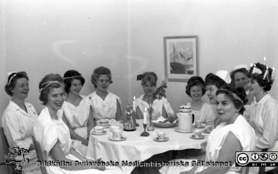 Lasarettet i Lund. Lucia 1963
Lasarettet i Lund. Lasarettsfotograferna. Lund. Pärm "Div. tagningar 1960 och t.v.". Luciafirande 1963. Kanske på öronkliniken i Lund. Från negativ. Ej monterat
Nyckelord: Lund;Lasarett;Universitetssjukhus;Universitet;USiL;Öron;ÖNH;ENT;;Hals;Klinik;Lucia