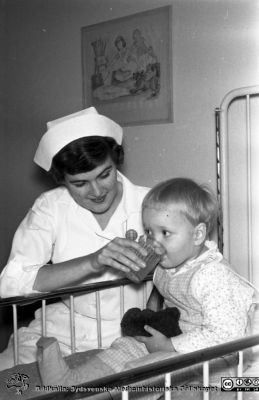 Lasarettet i Lund. Barn på öronkliniken 1963
Lasarettet i Lund. Lasarettsfotograferna. Lund. Pärm "Div. tagningar 1960 och t.v.". Öron 63. Troligen ett barn med barnsköterska 1963, öronkliniken i Lund. Från negativ. Ej monterat
Nyckelord: Lund;Lasarett;Universitetssjukhus;Universitet;USiL;Öron;ÖNH;ENT;Hals;Klinik;Barn