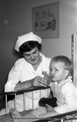 Lasarettet i Lund. Barn på öronkliniken 1963
Lasarettet i Lund. Lasarettsfotograferna. Lund. Pärm "Div. tagningar 1960 och t.v.". Öron 63. Troligen ett barn med barnsköterska 1963, öronkliniken i Lund. Från negativ. Ej monterat.
Nyckelord: Lund;Lasarett;Universitetssjukhus;Universitet;USiL;Öron;ÖNH;ENT;Hals;Klinik;Barn