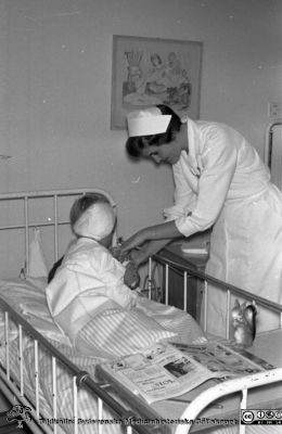 Lasarettet i Lund. Barn på öronkliniken 1963
Lasarettet i Lund. Lasarettsfotograferna. Lund. Pärm "Div. tagningar 1960 och t.v.". Öron 63. Troligen ett barn med barnsköterska 1963, öronkliniken i Lund. Från negativ. Ej monterat.
Nyckelord: Lund;Lasarett;Universitetssjukhus;Universitet;USiL;Öron;ÖNH;ENT;Hals;Klinik;Barn