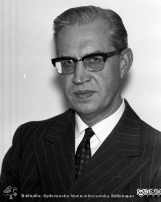 Professor Hjalmar Koch
Lasarettet i Lund. SMHS12965. Div. tagningar 1960 och t.v. Läkarefoto 1960. Negativ. Ej monterat
Nyckelord: Lasarett; Lund; Universitetssjukhus; Universitet; Medicin; Fakultet; Läkare; Öron; ÖNH; Näsa; Hals; ENT; Klinik