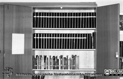 Bokskåp på sjukhusets apotek
Lasarettsfotograferna. Lund. Pärm "Div. tagningar, 1960 och t.v.". Apotek, början på 1960-talet. Bokskåp för farmakologisk litteratur, bl.a. läkemedelsbolagens kataloger. Från negativ. 
Nyckelord: Lasarett;Lund;Universitet;Universitetssjukhus;USiL;Apotek;Kataloger;Farmaci;Läkemedel