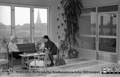 Interiör i AB-blocket utanför neurokirurgen
Lasarettsfotograferna. Lund. Pärm "Div. tagningar, 1960 och t.v.". Interiör i AB-blocket utanför neurokirurgen. Denna trapphall blev senare förbindelsehall till Centralblocket, som ännu inte byggts. Från negativ
Nyckelord: Lund;Lasarett;Universitet;Universitetssjukhus;USiL;Neurokirurgi;NK;Väntrum;Trappa;Trapphall;Dagrum