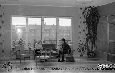 Interiör i AB-blocket utanför neurokirurgen
Lasarettsfotograferna. Lund. Pärm "Div. tagningar, 1960 och t.v.". Interiör i AB-blocket utanför neurokirurgen. Denna trabbhall blev senare förbindelsehall till Centralblocket, som ännu inte byggts. Foto under något av 1960-talets första år. Från negativ
Nyckelord: Lund;Lasarett;Universitet;Universitetssjukhus;USiL;Kirurgi;Neurokirurgi;NK;Patienter;Dagrum;Trappa;Trapphall