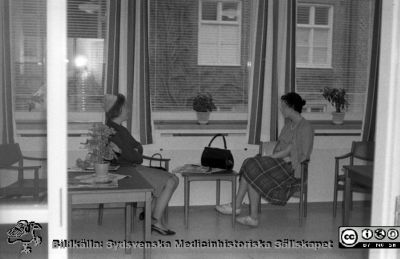 Väntrum i öronklinikens mottagning
Lasarettsfotograferna. Lund. Pärm "Div. tagningar, 1960 och t.v.". Öronkliniken, väntrum i mottagningen. Foto c:a 1960. Från negativ
Nyckelord: Lund;Lasarett;Universitet;Universitetssjukhus;USiL;Öron;ÖNH;Öron-näsa-hals;Otologi;Otiatri;Väntrum;Mottagning