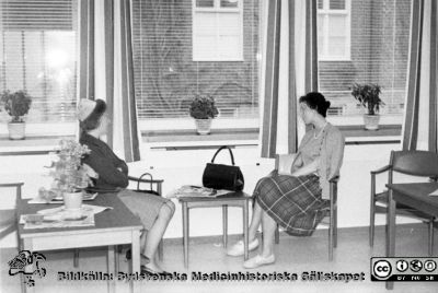 Väntrum i öronklinikens mottagning
Lasarettsfotograferna. Lund. Pärm "Div. tagningar, 1960 och t.v.". Öronkliniken, väntrum i mottagningen. Foto c:a 1960. Från negativ
Nyckelord: Lund;Lasarett;Universitet;Universitetssjukhus;USiL;Öron;ÖNH;Öron-näsa-hals;Otologi;Otiatri;Väntrum;Mottagning