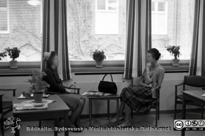 Väntrum i öronklinikens mottagning
Lasarettsfotograferna. Lund. Pärm "Div. tagningar, 1960 och t.v.". Öronkliniken, väntrum i mottagningen. Foto c:a 1960. Från negativ
Nyckelord: Lund;Lasarett;Universitet;Universitetssjukhus;USiL;_Öron;_ÖNH;_Öron-näsa-hals;Otologi;Otiatri;Väntrum;Mottagning