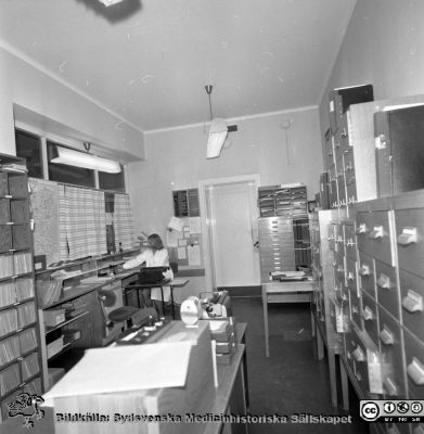 Lasarettet i Lund år 1967. Öronklinikens expedition.
Lasarettsfotograferna. Lund. Pärm "Div. tagningar, 1960 och t.v.". Öron klin, exp. Från negativ
Nyckelord: Lund;Lasarett;Universitet;Universitetssjukhus;USiL;Öron;ÖNH;Öron-näsa-hals;Otologi;Otiatri;Administration;Sekreterare;Expedition