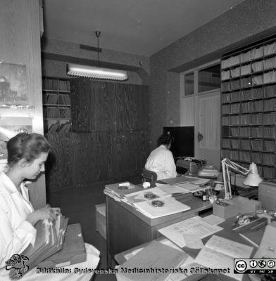 Lasarettet i Lund år 1967. Öronklinikens expedition.
Lasarettsfotograferna. Lund. Pärm "Div. tagningar, 1960 och t.v.". Sekreterare på öronklinikens skrivexpedition och journalarkiv. Från negativ
Nyckelord: Lund;Lasarett;Universitet;Universitetssjukhus;USiL;Öron;ÖNH;Öron-näsa-hals;Otologi;Otiatri;Administration;Sekreterare;Expedition