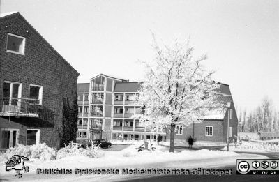 En rimfrostdag på Lasarettet i Lund 1961
Lasarettsfotograferna. Lund. Pärm "Div. tagningar, 1960 och t.v.". Lasarettets exteriörer. Administationsbyggnadesn söderfasad en rimfrostdag, från sydost. Tandvårdskliniken till vänster i bild. Folkskoleseminariets vaktmästar / trädgårdsmästarbostad strax hitom administrationsbyggnaden. Foto 1961. Från negativ.
Nyckelord: Lasarett;Lund;Universitet;Universitetssjukhus;USiL;Administration;Odontologi;Tandvård;Klinik;Rimfrost;Vinter