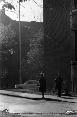 Lasarettet i Lund 1961
Lasarettsfotograferna. Lund. Pärm "Div. tagningar, 1960 och t.v.". Lasarettets exteriörer, 1960-talet. Höstlig bild mot söder med fotgängare på gatan vid dåvarande medicinska klinikens östra gavel. Foto 1961. Från negativ
Nyckelord: Lasarett;Lund;Universitet;Universitetssjukhus;USiL;Medicin;Höst;Trafik;Fotgängare;Klinik