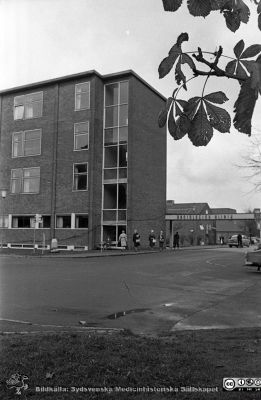 Radiologiska klinikens fasad mot söder en höstdag 1961
Lasarettsfotograferna. Lund. Pärm "Div. tagningar, 1960 och t.v.". Lasarettets exteriörer. Betongbaldakinen vid entrén finns kvar. Från negativ. 
Nyckelord: Lasarett;Lund;Universitet;Universitetssjukhus;USiL;Radiologi;Onkologi;Jubileum;Gustav V;Klinik