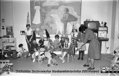 Julhälsning 1962 från barnavdelningen på reumatologiska kliniken
Lasarettsfotograferna. Lund. Pärm "Div. tagningar, 1960 och t.v.". Reumatologiska klinikens barn, till "julhälsning", 1962. Kanske är det dr. Helena Svantesson f. Zymler som leder barngruppen. Från negativ. 
Nyckelord: Lasarett;Lund;Universitet;Universitetssjukhus;USiL;Reumatologi;Klinik;Barn;Habilitering