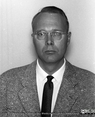 Ögonläkare Kjell Dyster-Aas i början på 1960-talet
Lasarettsfotograferna. Lund. Pärm "Div. tagningar, 1960 och t.v."Dr. Kjell Dyster-Aas, ögonkliniken. Från negativ. 
Nyckelord: Lasarett;Lund;Universitet;Universitetssjukhus;USiL;Ögon;Klinik;Oftalmologi